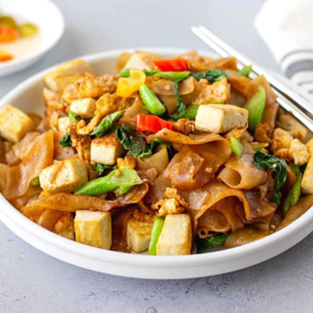 PAD SEE EW CHICKEN PRAWN/BEEF/ TOFU